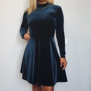 Green long sleeve velvet dress